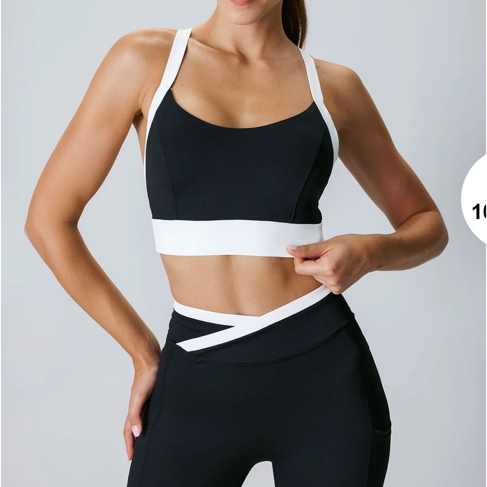 NWT Berlook Black & White Contrast U Neck Sports Bra - High Support